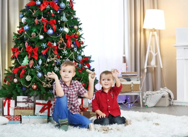 Två söta små bröder på jul — Stockfoto