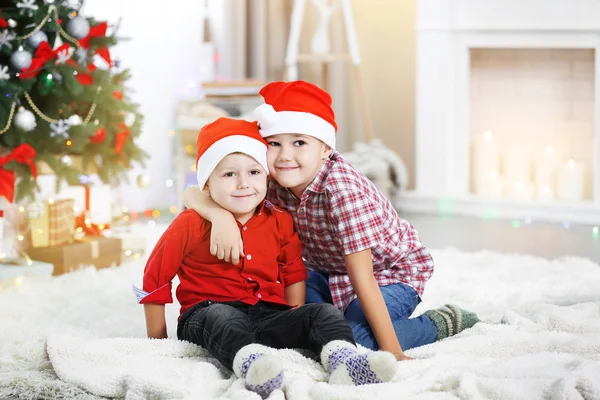 Dois irmãos pequenos bonitos no Natal — Fotografia de Stock