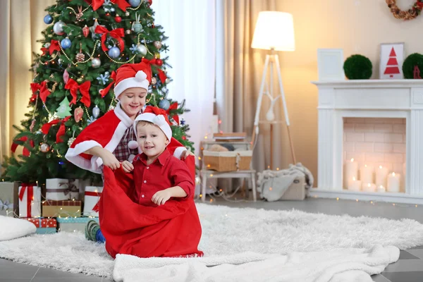 Twee schattige kleine broers op Kerstmis — Stockfoto