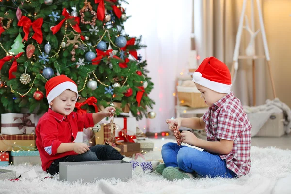 クリスマスに 2 人のかわいい小さな兄弟 — ストック写真