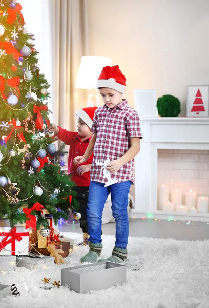 Zwei süße kleine Brüder an Weihnachten — Stockfoto