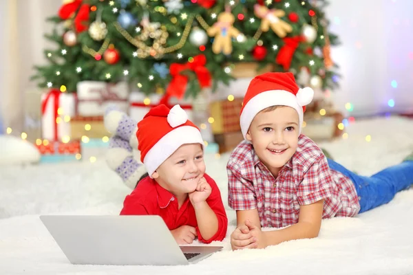 Dois irmãos pequenos bonitos no Natal — Fotografia de Stock