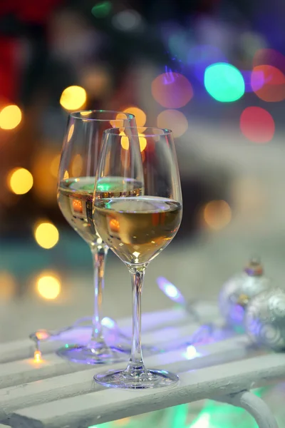 Två glas vin på jul dekoration bakgrund — Stockfoto