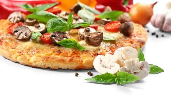 Νόστιμη πίτσα και λαχανικά σε άσπρο φόντο, κοντινό πλάνο — Φωτογραφία Αρχείου
