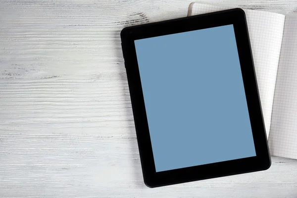 Moderna Tablet PC och bärbara på vit trä bakgrund — Stockfoto