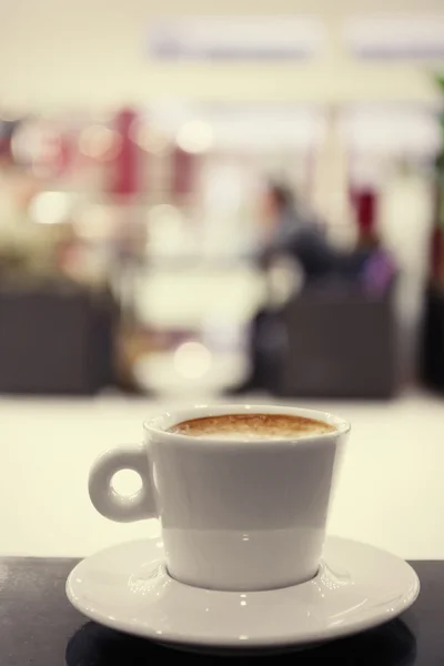 Tasse de café sur la table dans le café, gros plan — Photo