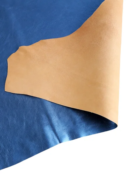Синяя кожаная текстура на белом фоне, крупным планом — стоковое фото