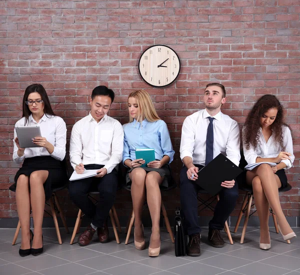 Personas sentadas en sillas — Foto de Stock