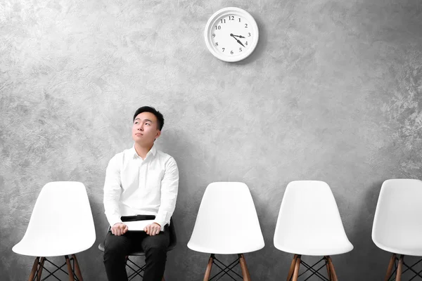 Asiático hombre de negocios sentado en silla — Foto de Stock