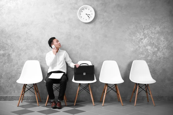 Asiático hombre de negocios sentado en silla — Foto de Stock