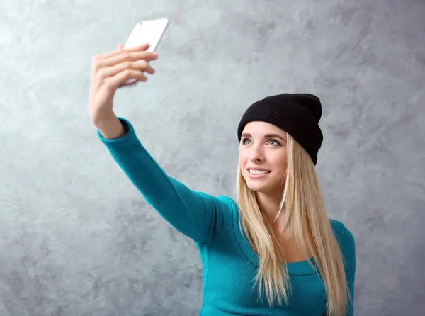 Chica joven en sombrero negro — Foto de Stock