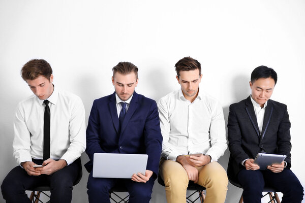 Бизнесмены, сидящие на стульях
 