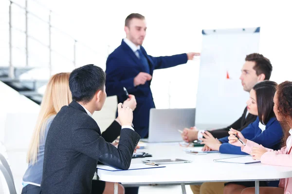 Hacer la presentación a bordo en la oficina —  Fotos de Stock