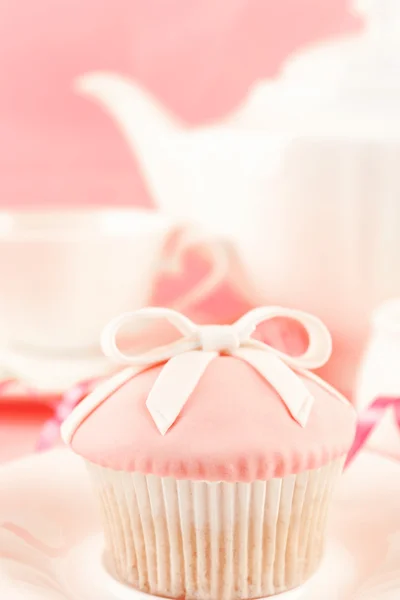 Sabrosos cupcakes con juego de té y decoraciones, primer plano — Foto de Stock