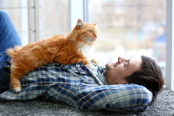 Man med fluffiga katten — Stockfoto