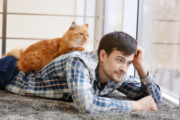 Homem com gato fofo — Fotografia de Stock