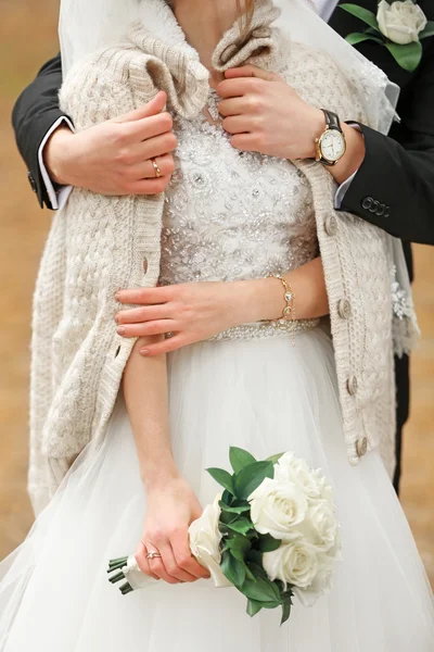 Γαμπρός νύφη να αγκαλιάζει — Φωτογραφία Αρχείου