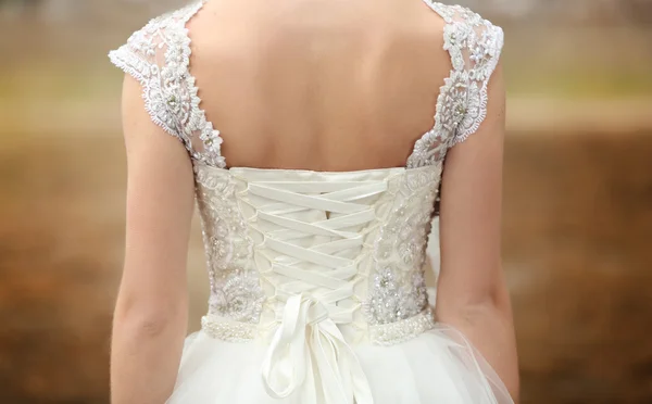 Невеста, стоящая спиной — стоковое фото