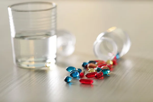 Stapel van blauwe en rode capsules op tafel — Stockfoto