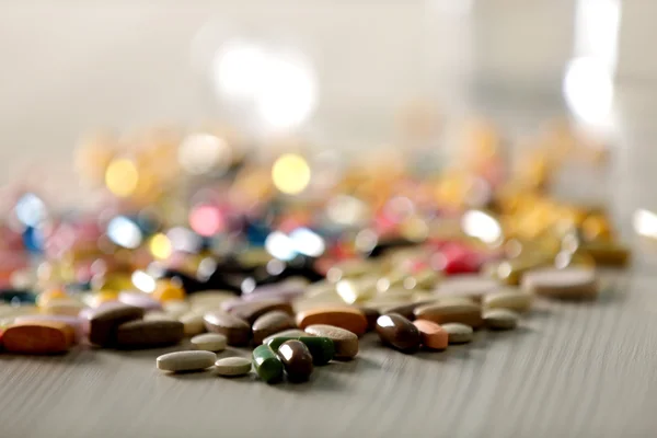 Куча разноцветных таблеток — стоковое фото
