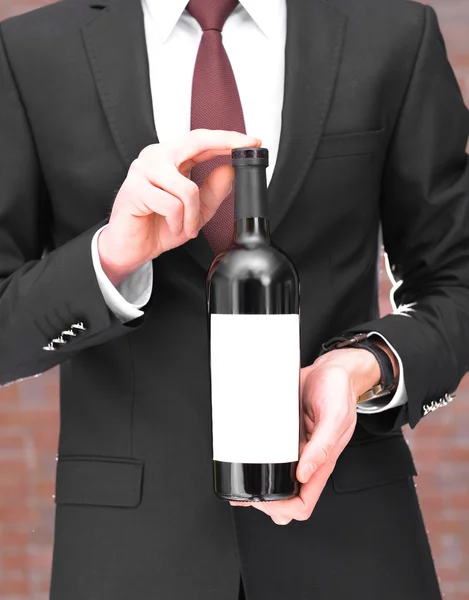 Человек с бутылкой красного вина — стоковое фото