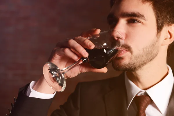 레드 와인으로 양복 남자 — 스톡 사진