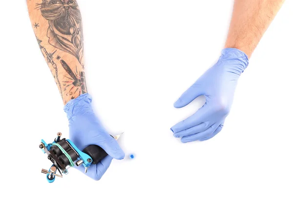 Tatueraren händer i blå handskar — Stockfoto