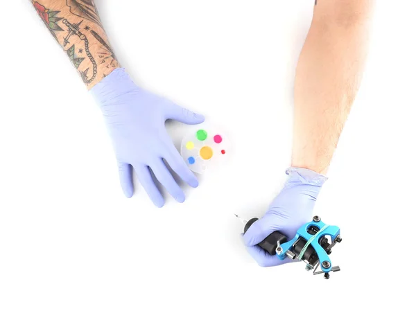 Руки татуировщика в синих перчатках — стоковое фото