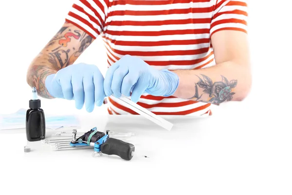 Tatuering master arbetar i medicinska engångshandskar — Stockfoto