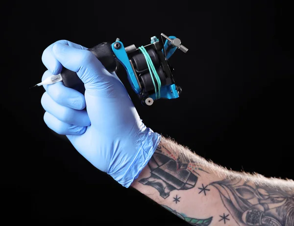 Mano tatuaggio con macchina tatuaggio — Foto Stock