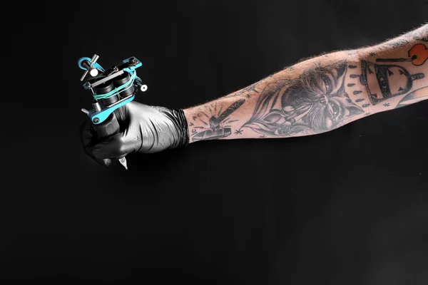 Mano tattooista in guanto medico — Foto Stock