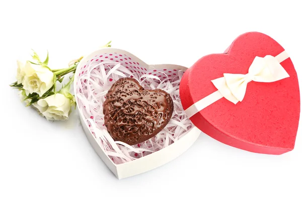 Caja en forma de corazón y dulces con flores, aislados en blanco — Foto de Stock