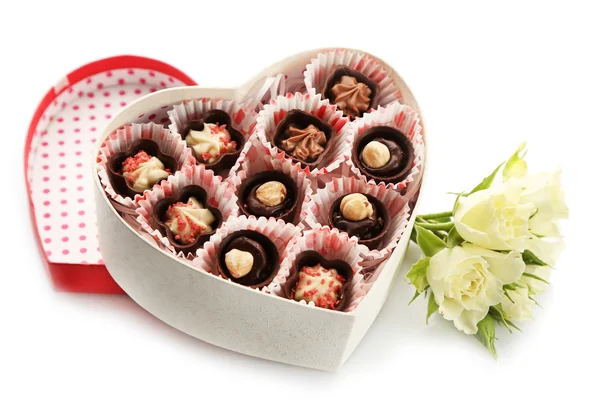 Caja en forma de corazón con caramelos y flores, de cerca — Foto de Stock