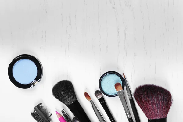 Make-up tools en eye shadows — Stockfoto