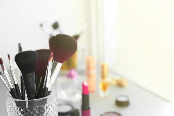 Ferramentas de maquiagem com cosméticos — Fotografia de Stock