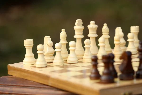 Piezas de ajedrez y tablero de juego — Foto de Stock