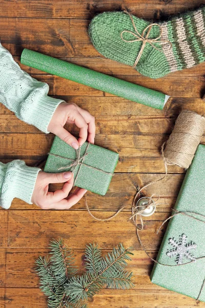 Las manos femeninas preparando regalos —  Fotos de Stock