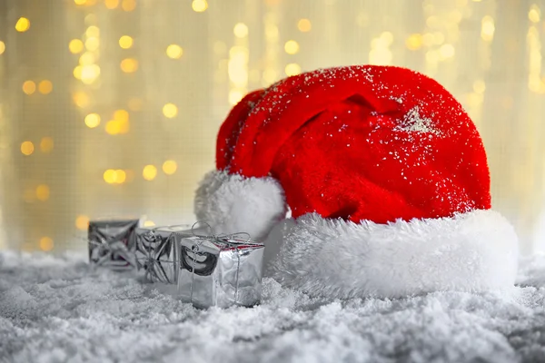 Chapéu Papai Noel com caixas de presente — Fotografia de Stock