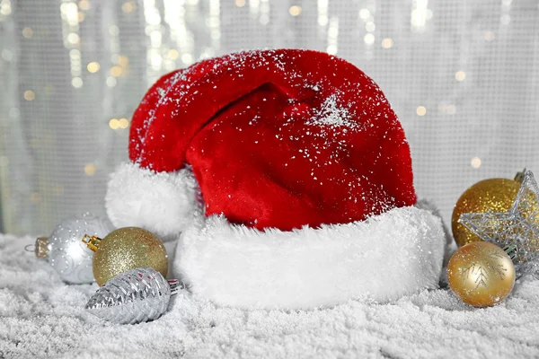 Шляпа Санта-Клауса с игрушками — стоковое фото