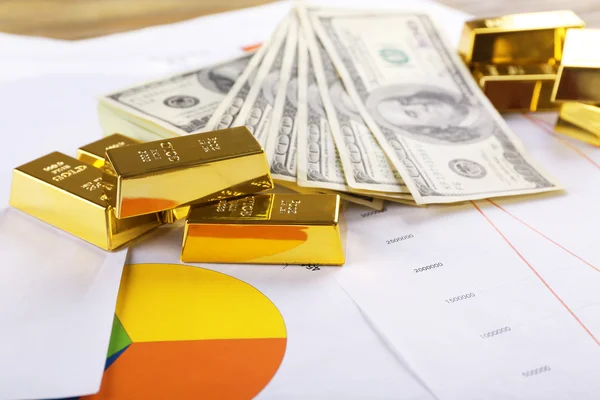 Barras de oro con billetes en dólares —  Fotos de Stock