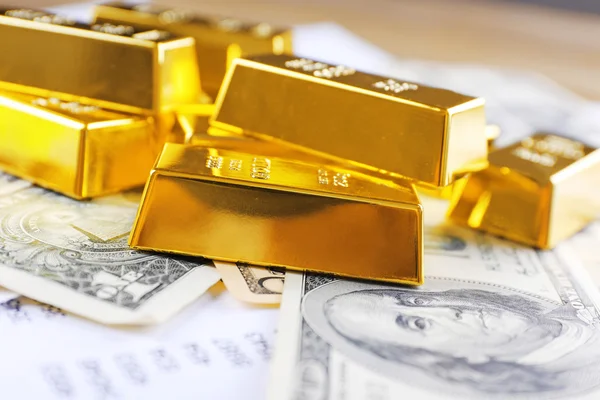 Zlaté cihly na dolarové bankovky — Stock fotografie