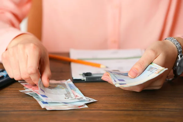 Uomo che lavora alla relazione finanziaria — Foto Stock