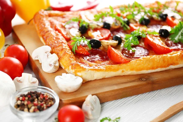 Прямокутник смачна піца на столі, крупним планом — стокове фото