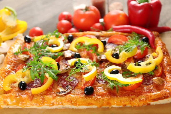 Νόστιμη πίτσα ορθογώνιο και λαχανικά στο τραπέζι — Φωτογραφία Αρχείου