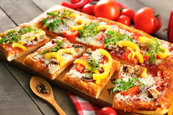 Kawałków pyszne pizza na stole, szczelnie-do góry — Zdjęcie stockowe