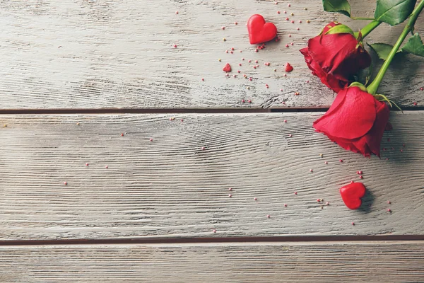 Όμορφα τριαντάφυλλα με μικρές καρδιές — Φωτογραφία Αρχείου