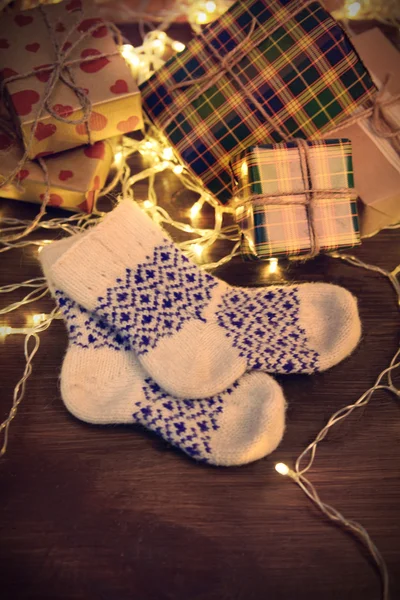 Chaussettes chaudes en laine avec cadeaux de Noël — Photo