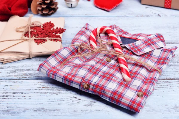 Camicia a quadri con regali di Natale — Foto Stock