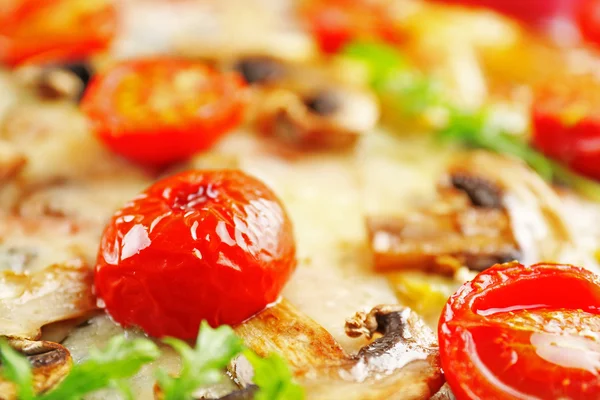 Macro view of freshly homemade pizza with cherry tomatoes and mushrooms — Stock Photo, Image