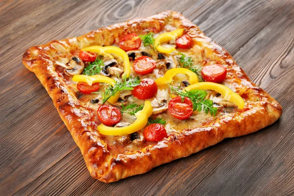 Čerstvě domácí pizza na dřevěné pozadí — Stock fotografie